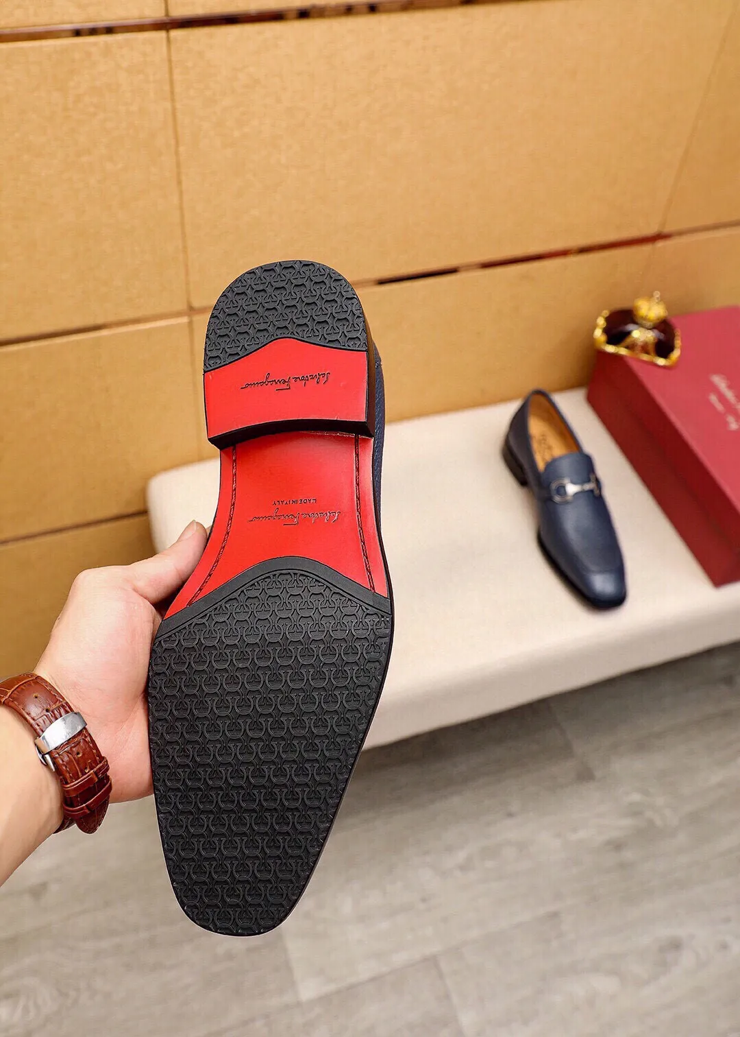 Men's shoes 💰480 💐 Product trademark: Ferragamo "Ferragamo" casual leather shoes Regular size: 38-44 (45🉑️customized) Product materials: Selected imported first-layer pebbled cowhide leather upper + luxury hardware buckle, imported water-dyed cowhide leather lining. Strong three-dimensional visual effect, original outsole Color: 3⃣️colors available